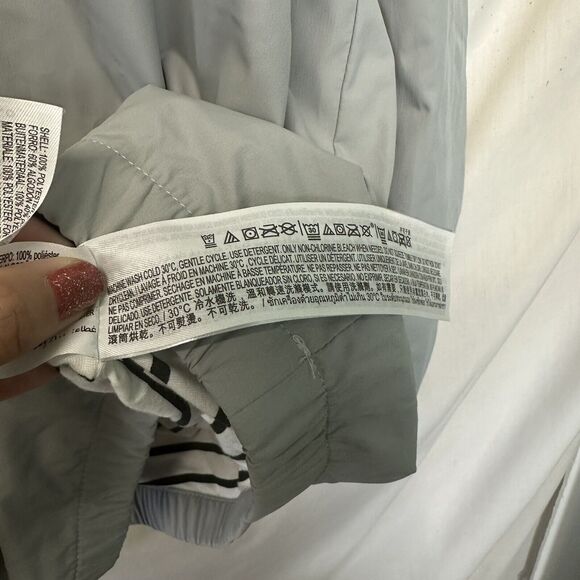 Disney Parks Pirates of the Caribbean Windbreaker Womens‎ XXL 2X Gray Crossbones - Picture 12 of 13